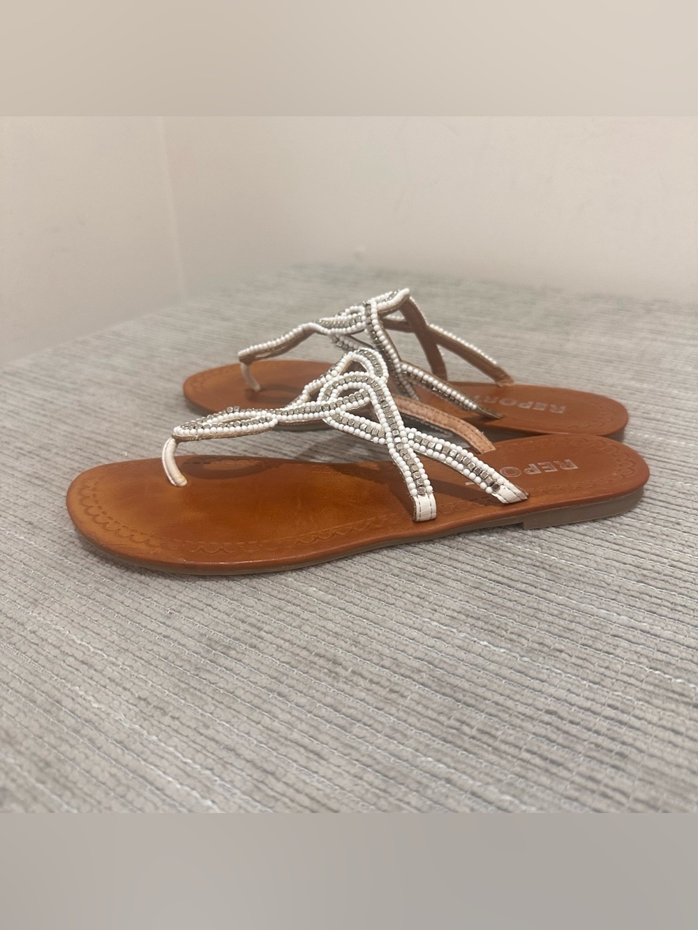 Report Women's Beaded Thong Sandals White Leather Straps Brown Sole Size 8,5